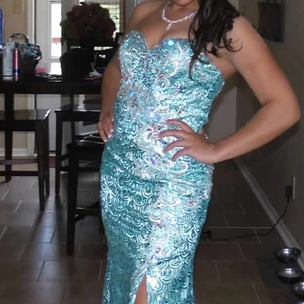 Beautiful prom dress worn once still have bag